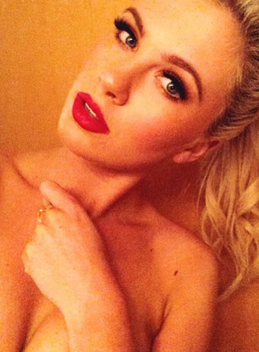 Ireland Baldwin poserar i röda läppar. Ireland Baldwin poserar i röda läppar.