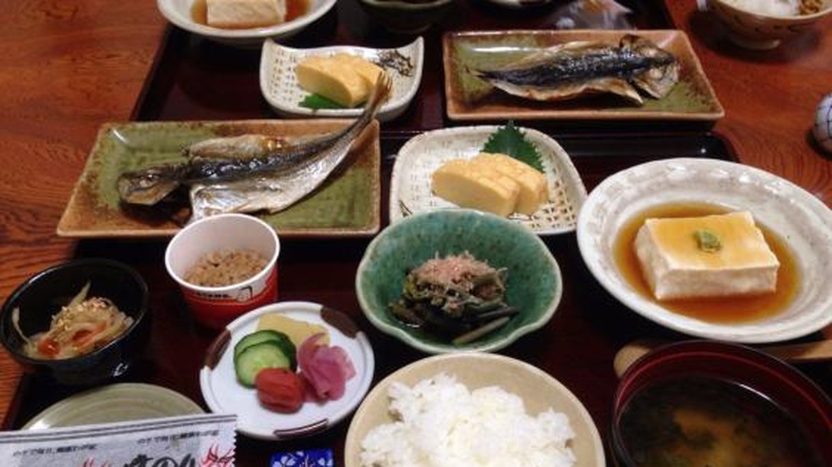 JAPAN. Misosoppa, kokat vitt ris och picklade grönsaker är vanliga saker på de japanska frukostborden. Även fisk och omelett är populära.