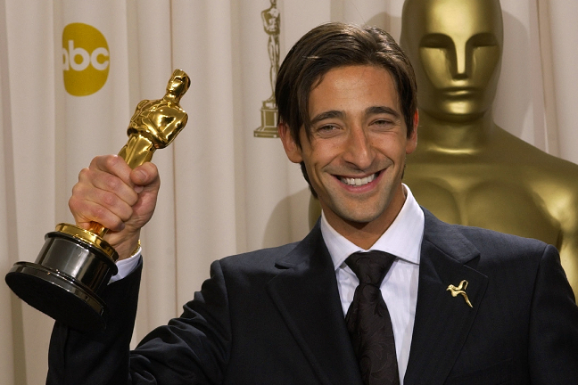 2003. Adrien Brody presterade extra i rollen som Wladyslaw Szpilman i The Pianist. 2003. Adrien Brody presterade extra i rollen som Wladyslaw Szpilman i The Pianist.