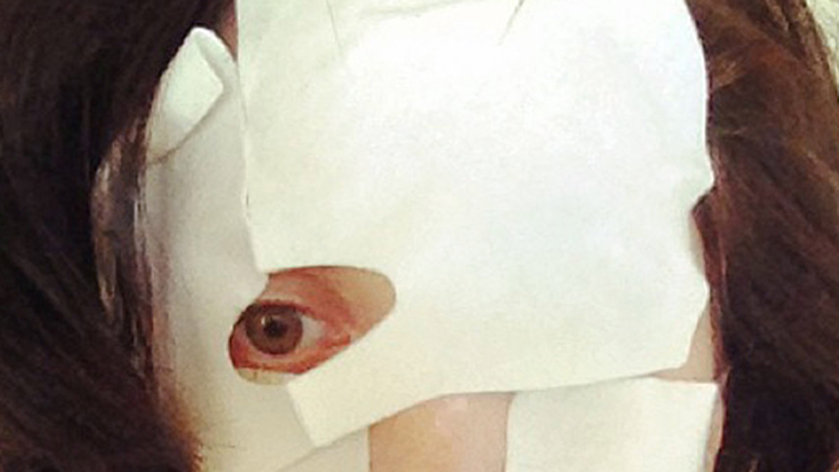 Lady Gaga provar en ny ansiktsmask. 