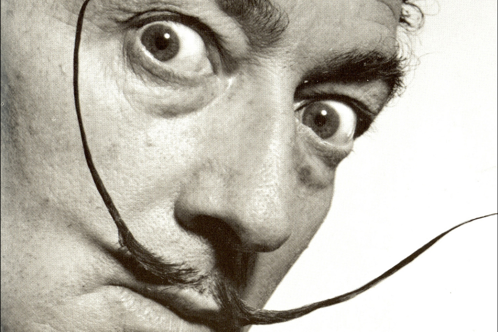 Skulpturen är gjord av Salvador Dalí...