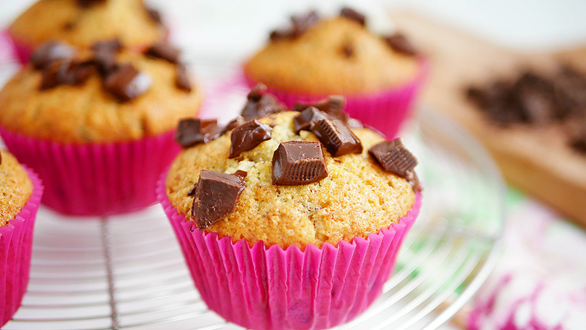 Så gör du saftiga citronmuffins med chokladbitar