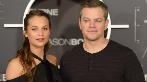 Alicia Vikander och Matt Damon ser vi i kommande filmen Jason Bourne. 