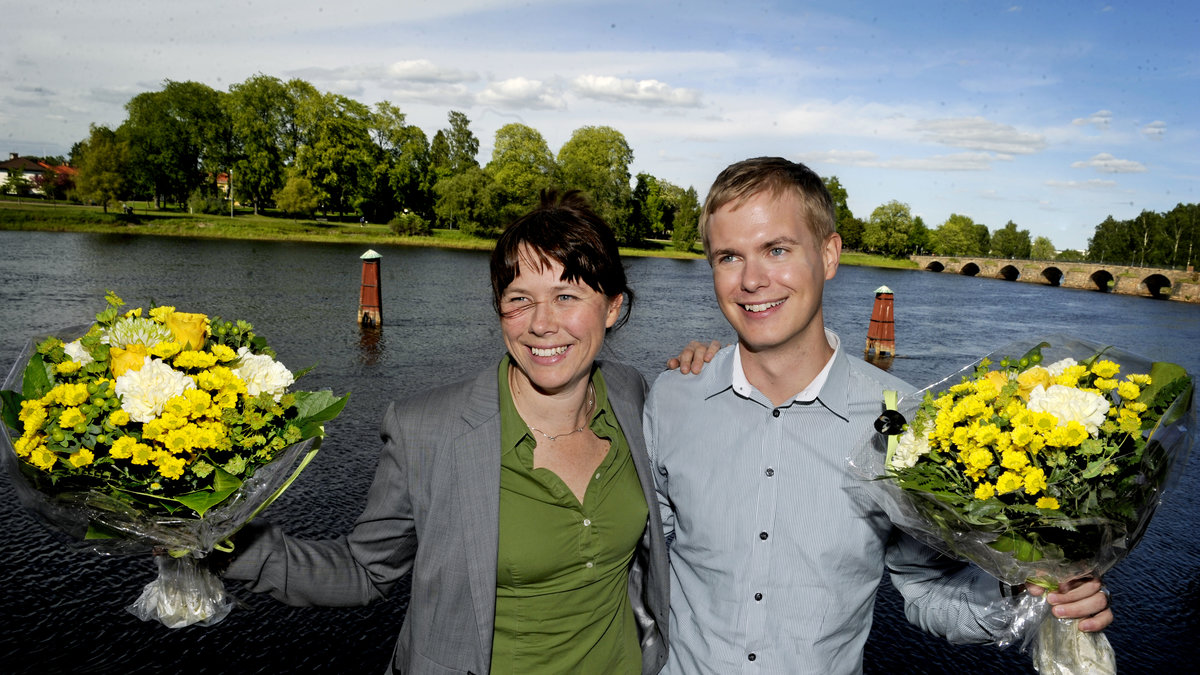 Miljöpartiets språkrör Gustav Fridolin och Åsa Romson har all anledning att jubla. Man är tredje största parti med 8,5.