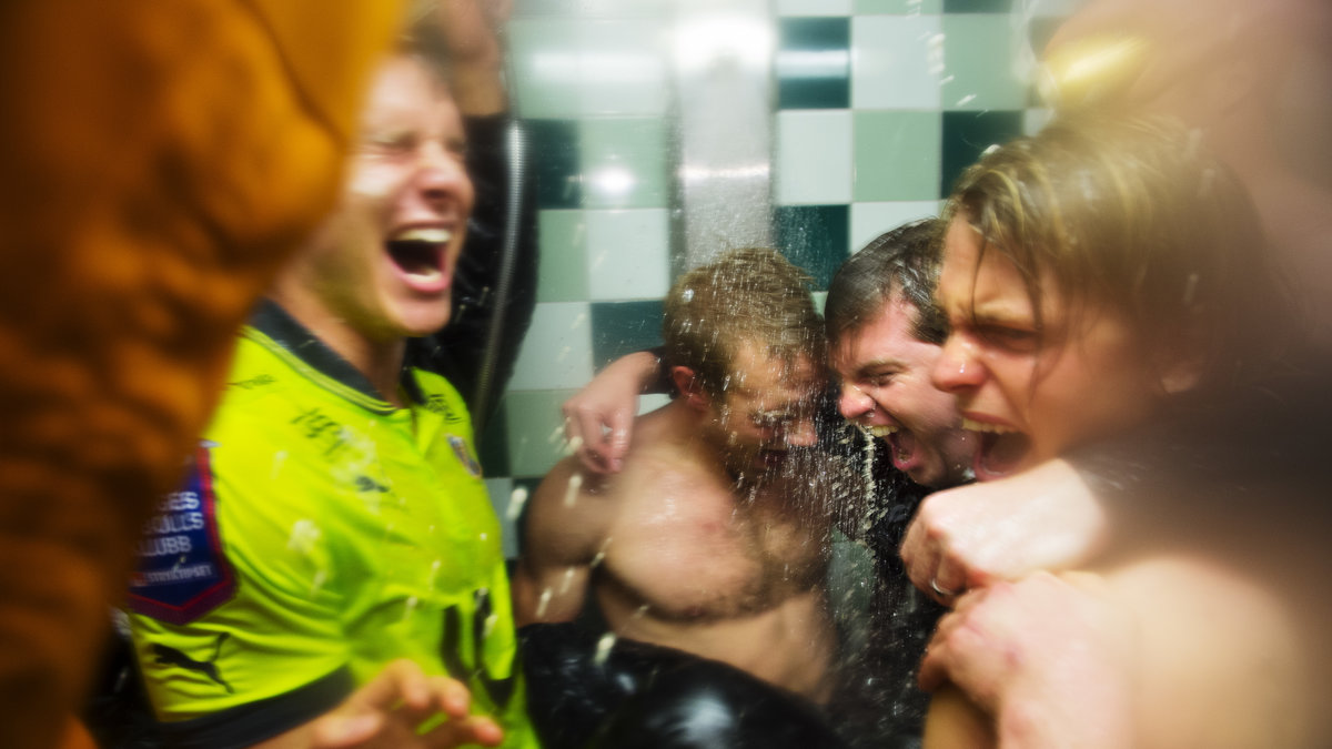 HBK-spelarna firar efter att ha säkrat allsvenskt spel 2013. Jens Gustafsson skymtas i svart längst in.