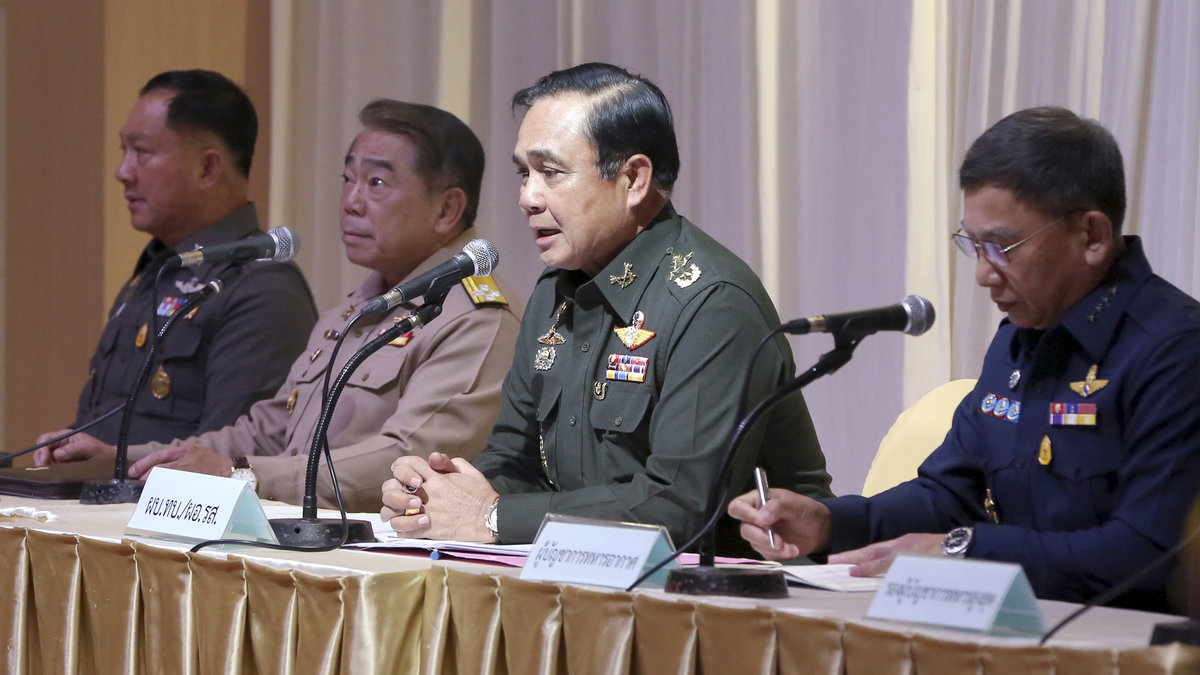 Thailand befinner sig i politisk kris. Den tillfälliga regeringen har samlats för krismöte. 
