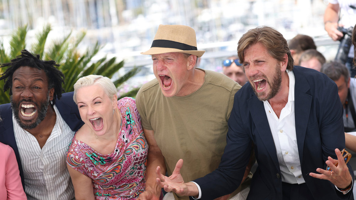 Skådespelarna Jean-Christophe Folly, Vicki Berlin, Woody Harrelson och Ruben Östlund möter världspressen efter premiären av 'Triangle of sadness' som tävlar om en Guldpalm på filmfestivalen i Cannes.