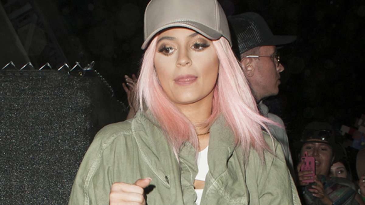 Kylie Jenner kör rosa hår.