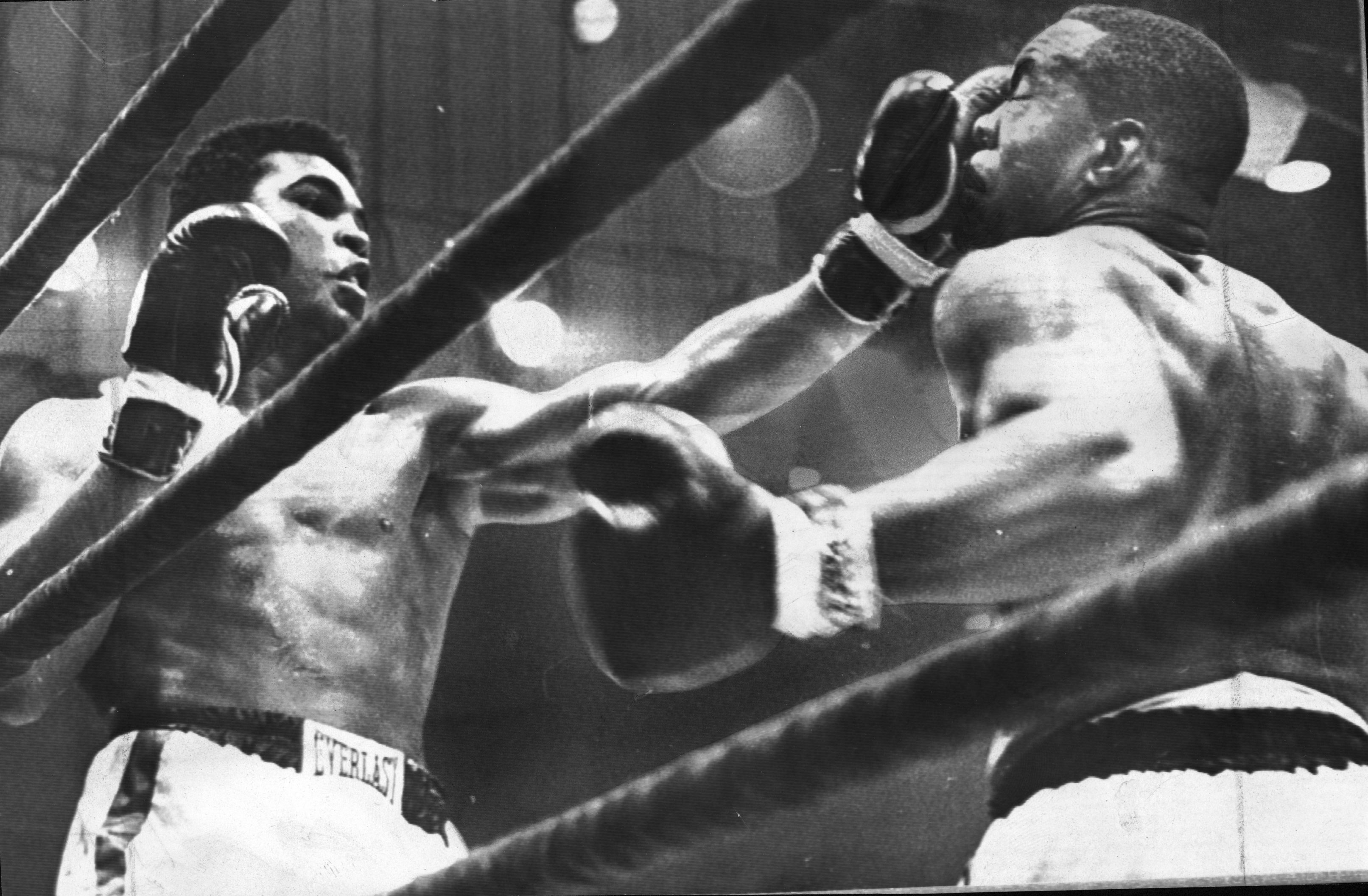 Cassius Clay tog sitt första världsmästarbälte i en match mot Sonny Liston – för precis 50 år sedan. Cassius Clay tog sitt första världsmästarbälte i en match mot Sonny Liston – för precis 50 år sedan.