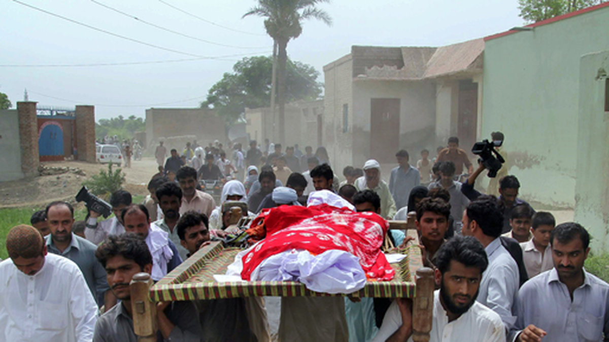 Släktingar och bybor för Qandeels döda kropp till hennes begravning i Shah Sadar Din i Pakistan. 