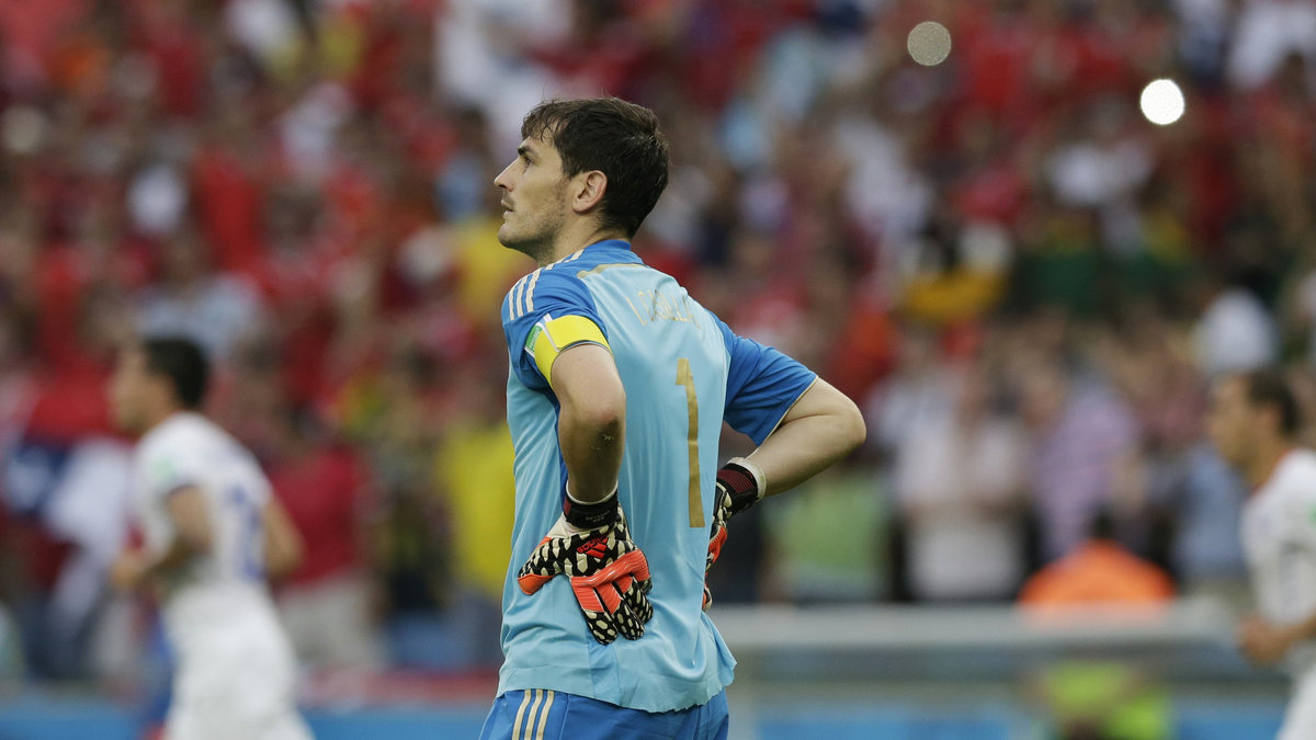 Iker Casillas boxade ut bollen till 2–0-målet. 