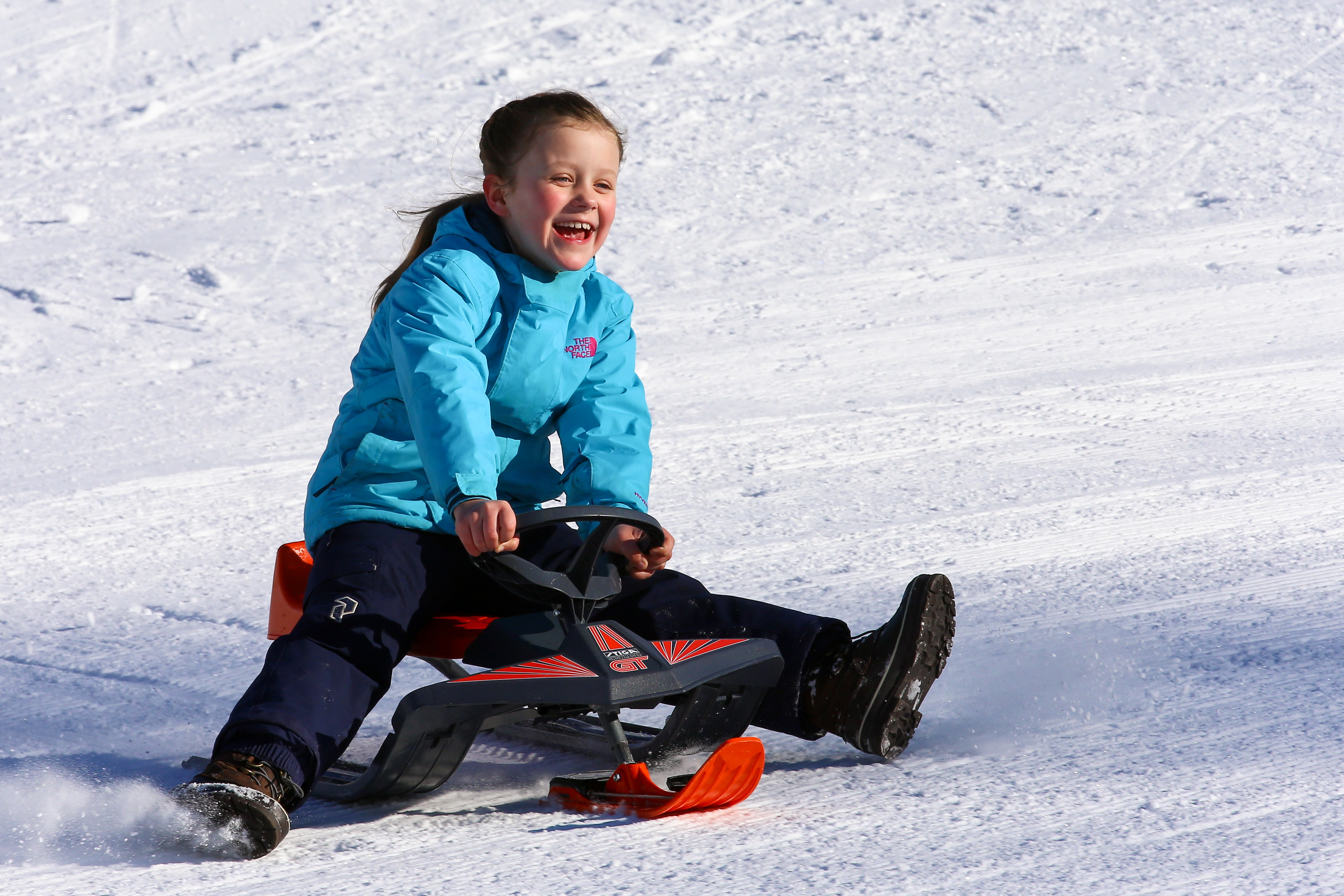 Och här är urcharmiga Josephine av Danmark i skidbacken på en snow racer. Och här är urcharmiga Josephine av Danmark i skidbacken på en snow racer.