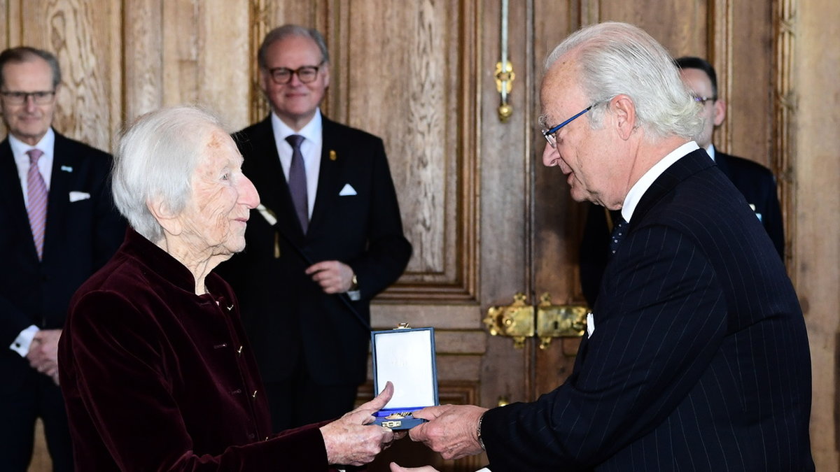 Hédi Fried tar emot Serafimermedaljen av kung Carl XVI Gustaf vid en medaljutdelning på Stockholms slott i februari 2019. Arkivbild.