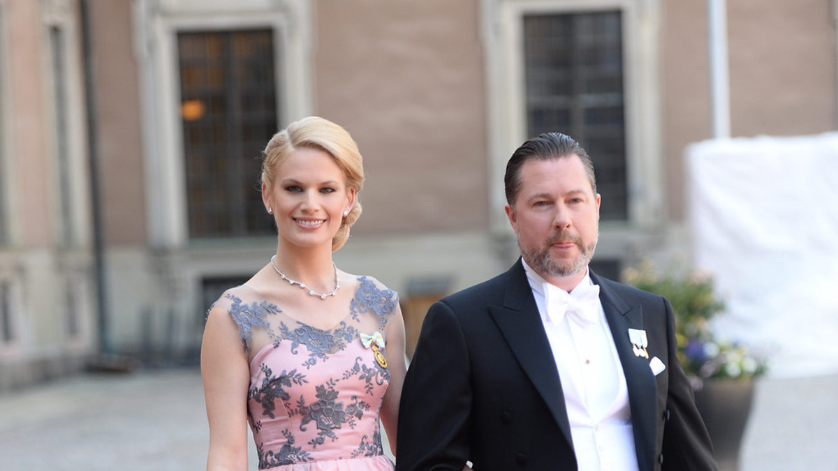 Vicky Andrén anlände i en rosa klänning tillsammans med Gustaf Magnuson.