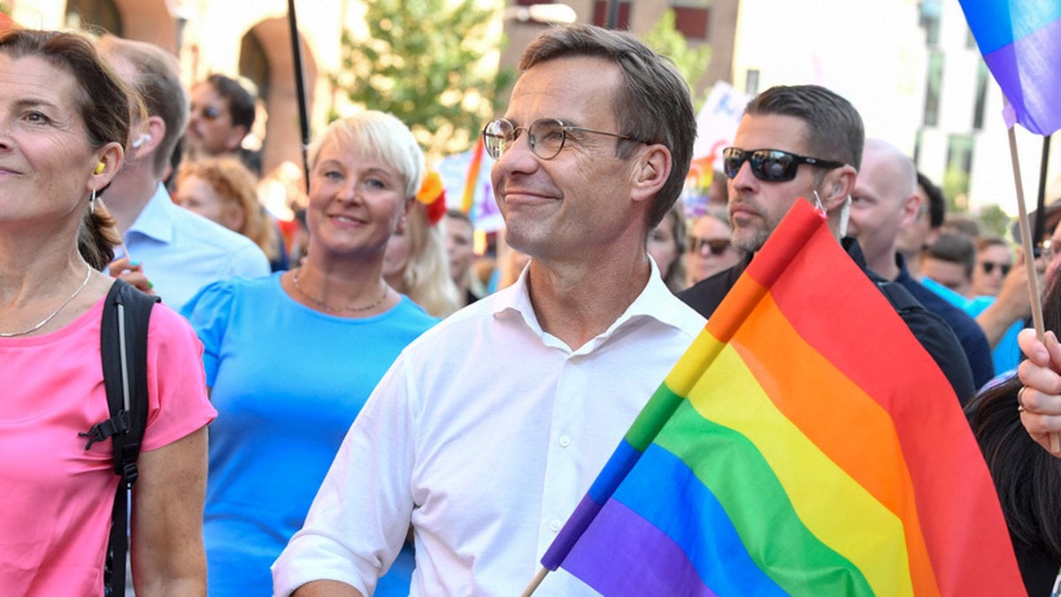 Statsminister Ulf Kristersson (M) under Prideparaden i Stockholm i augusti. Arkivbild.