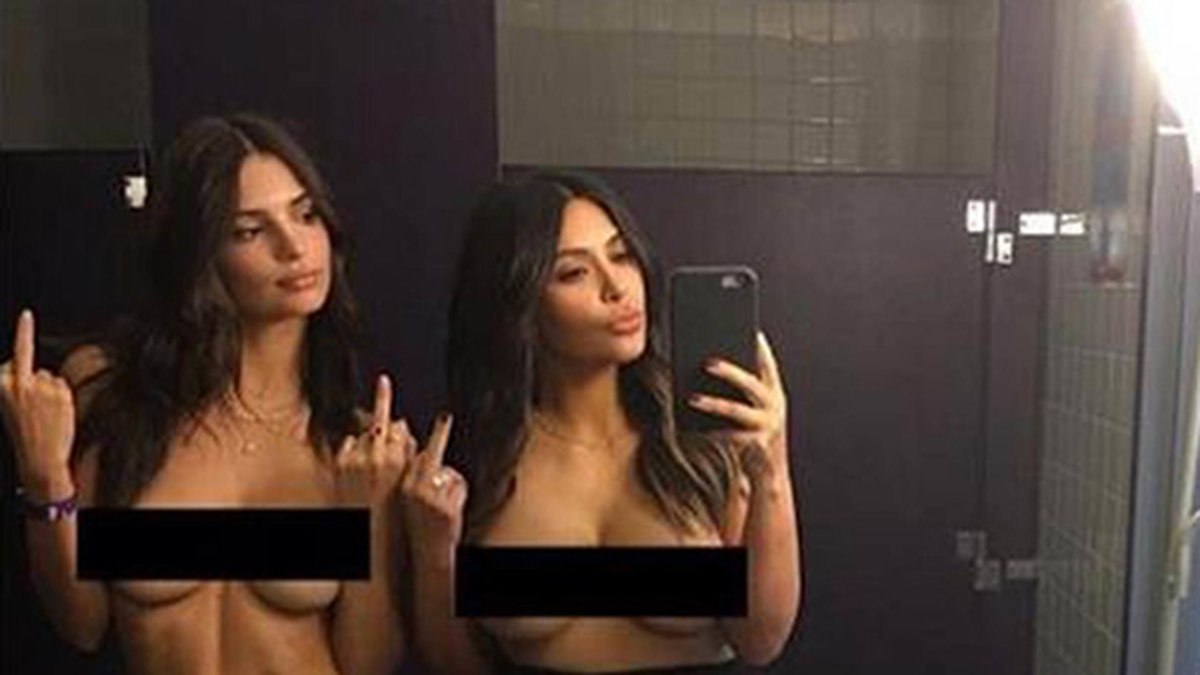 Här tar Emily Ratajkowski en selfie med Kim Kardashian. 