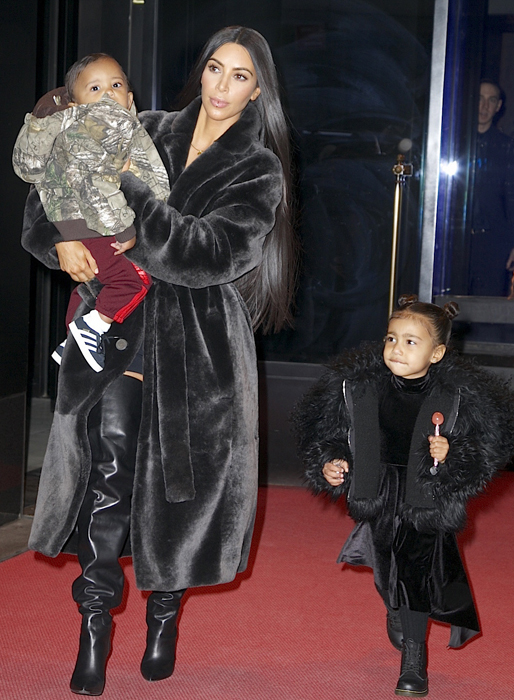 Kim Kardashian, North West och lilla Saint lämnar Kims hotell i New York. Kim Kardashian, North West och lilla Saint lämnar Kims hotell i New York.