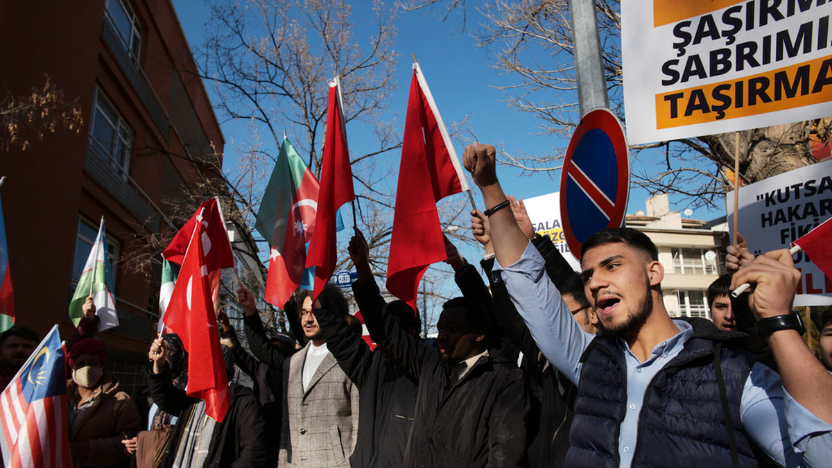 En demonstration utanför Sveriges ambassad i Turkiets huvudstad Ankara.