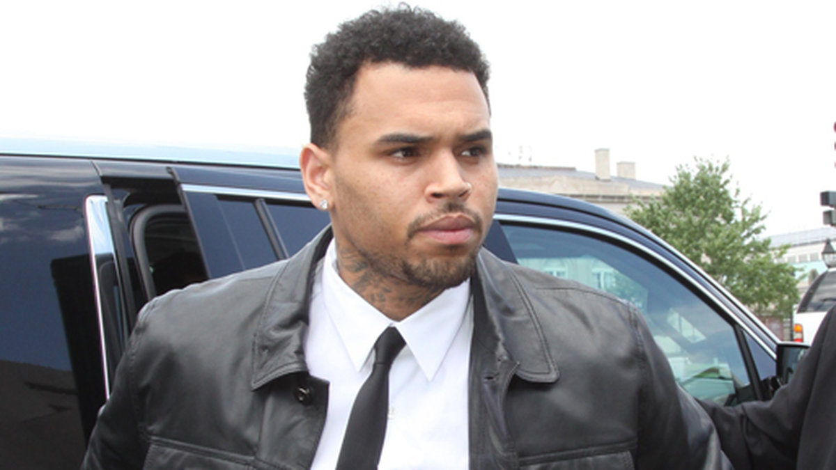 Chris Brown anländer till domstolen där hans fall ska prövas.