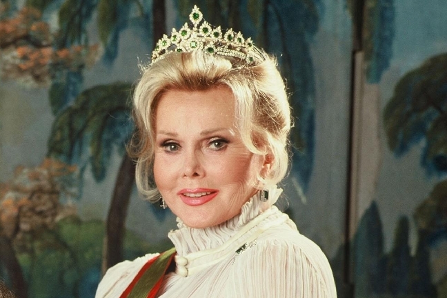 Filmstjärnan Zsa zsa Gabor från ex. Moulin Rouge, som dessutom är gift med den adliga Prinz von anhalt av Tyskland, har visst tajt om pengar. Iallafall kan man tro det, eftersom hon hållt hårt i de 800.000 kronor hon varit skyldig sedan 2009. Filmstjärnan Zsa zsa Gabor från ex. Moulin Rouge, som dessutom är gift med den adliga Prinz von anhalt av Tyskland, har visst tajt om pengar. Iallafall kan man tro det, eftersom hon hållt hårt i de 800.000 kronor hon varit skyldig sedan 2009.