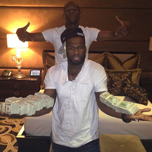 Floyd och vapendragen 50 Cent gillar att gå på strippklubb tillsammans. Här ser det ut som grabbarna grus har tömt spargrisen rejält... Floyd och vapendragen 50 Cent gillar att gå på strippklubb tillsammans. Här ser det ut som grabbarna grus har tömt spargrisen rejält...