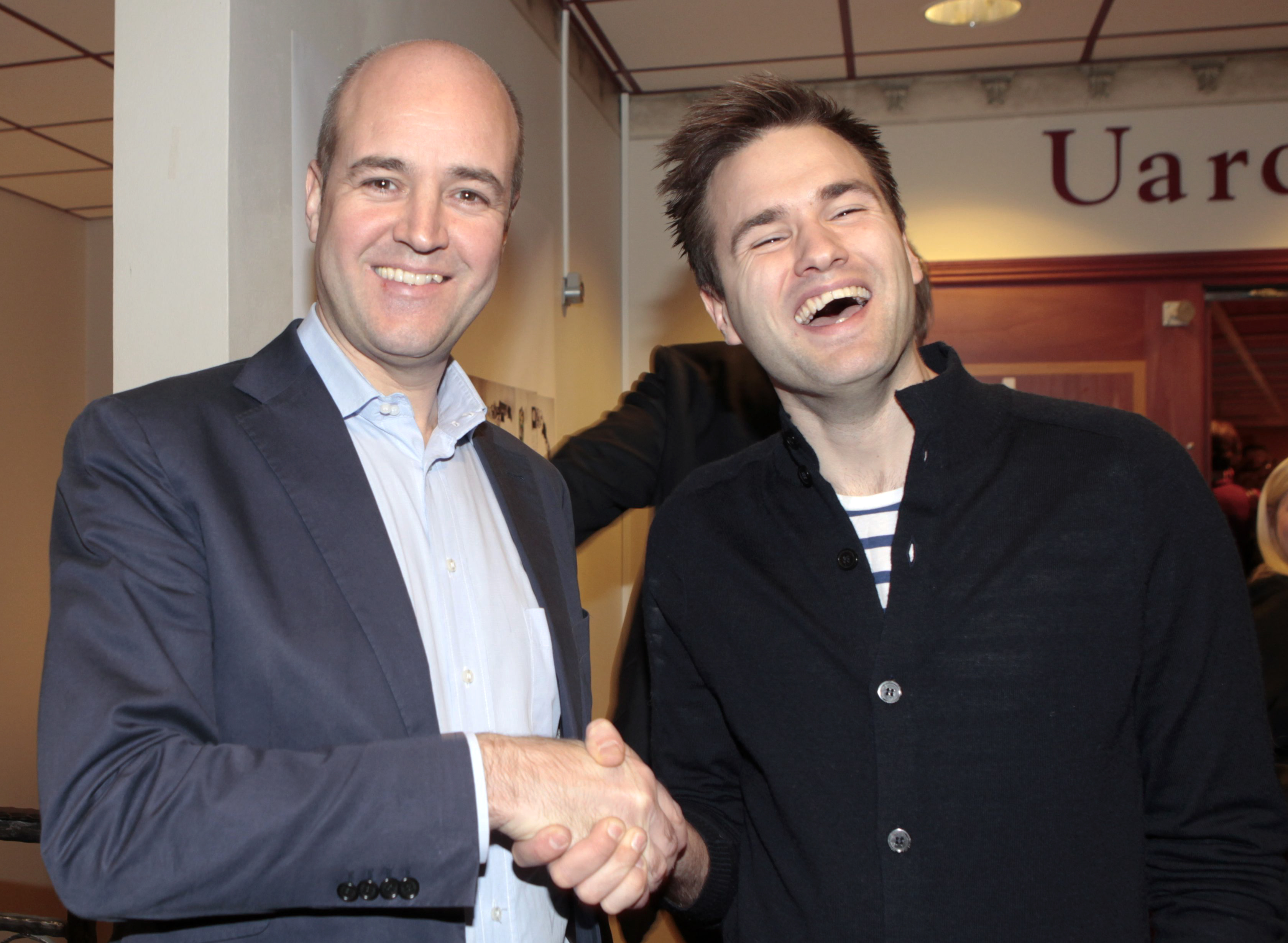 Erik Bengtzboe grattas av Fredrik Reinfeldt. 