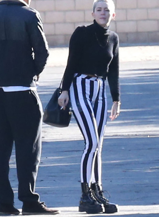 Miley Cyrus randiga byxor känns väldigt Ronald McDonald. Och det är inget snällt betyg om vi säger så... Miley Cyrus randiga byxor känns väldigt Ronald McDonald. Och det är inget snällt betyg om vi säger så...