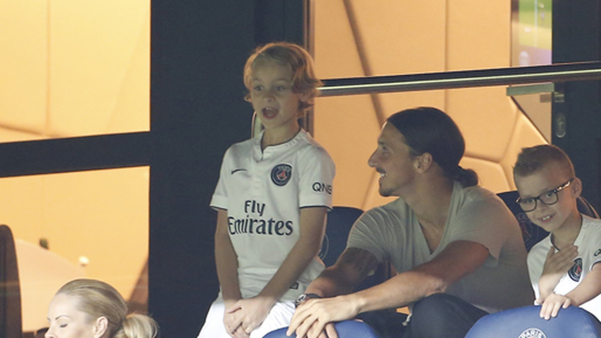 Helena Seger, Zlatan Ibrahimovic och sönerna Maximillian och Vincent kollar på fotboll i Paris.