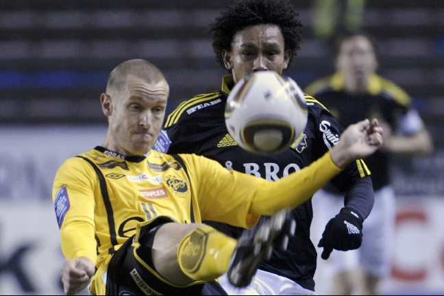 Den tidigare utfryste brassen Antonio Flavio i kamp med en Elfsborgslirare. Den tidigare utfryste brassen Antonio Flavio i kamp med en Elfsborgslirare.