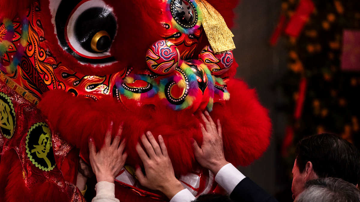Drakens år i Kina inleddes med ett rejält lyft för resande och konsumtion, enligt färska statliga siffror.