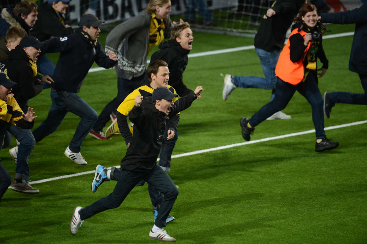 Trots att speakern sa åt dem att inte storma planen - så gjorde fansen det ändå. Trots att speakern sa åt dem att inte storma planen - så gjorde fansen det ändå.