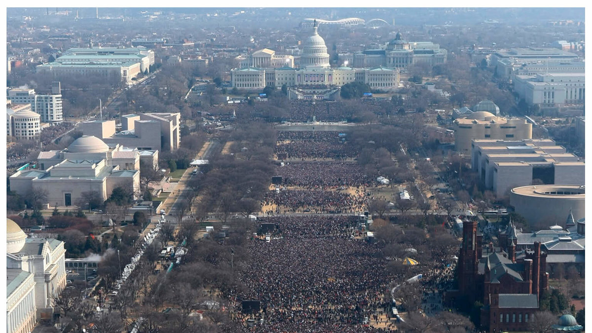 Den övre bilden visar Obamas installation 2009, medan bilden under visar Trumps installation 2017. Båda är tagna strax före klockan 12.00.