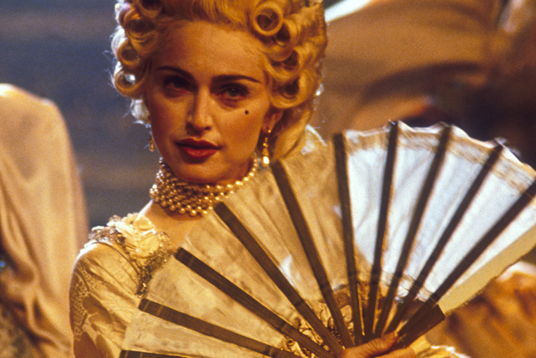 Visst, hon är ändå Madonna så hon kan med rent samvete kräva 100 (!) knäskydd och kristallprydda hörlurar. Visst, hon är ändå Madonna så hon kan med rent samvete kräva 100 (!) knäskydd och kristallprydda hörlurar.