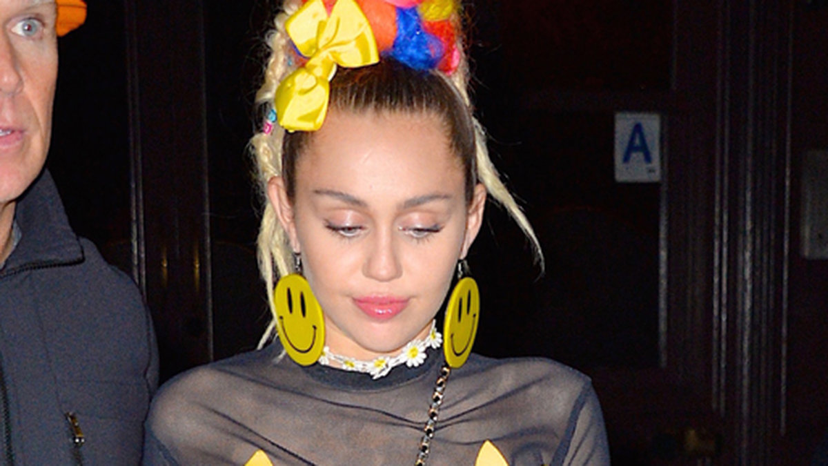 Miley Cyrus ute i ännu en normal outfit.