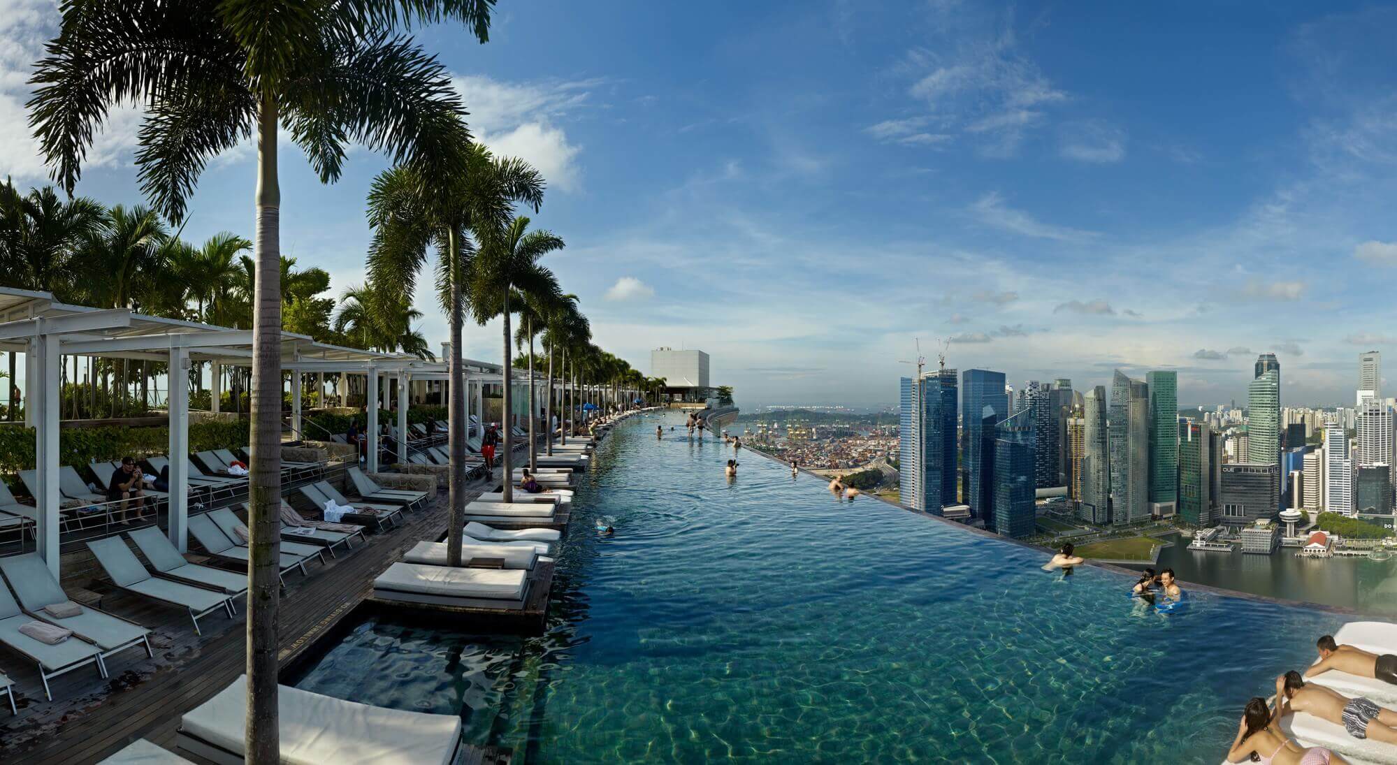 Marina Bay Sands, Singapore. Hotellet har världens största rooftop-pool. Den mäter 150 meter och ligger 57 våningar ovanför marken. Marina Bay Sands, Singapore. Hotellet har världens största rooftop-pool. Den mäter 150 meter och ligger 57 våningar ovanför marken.