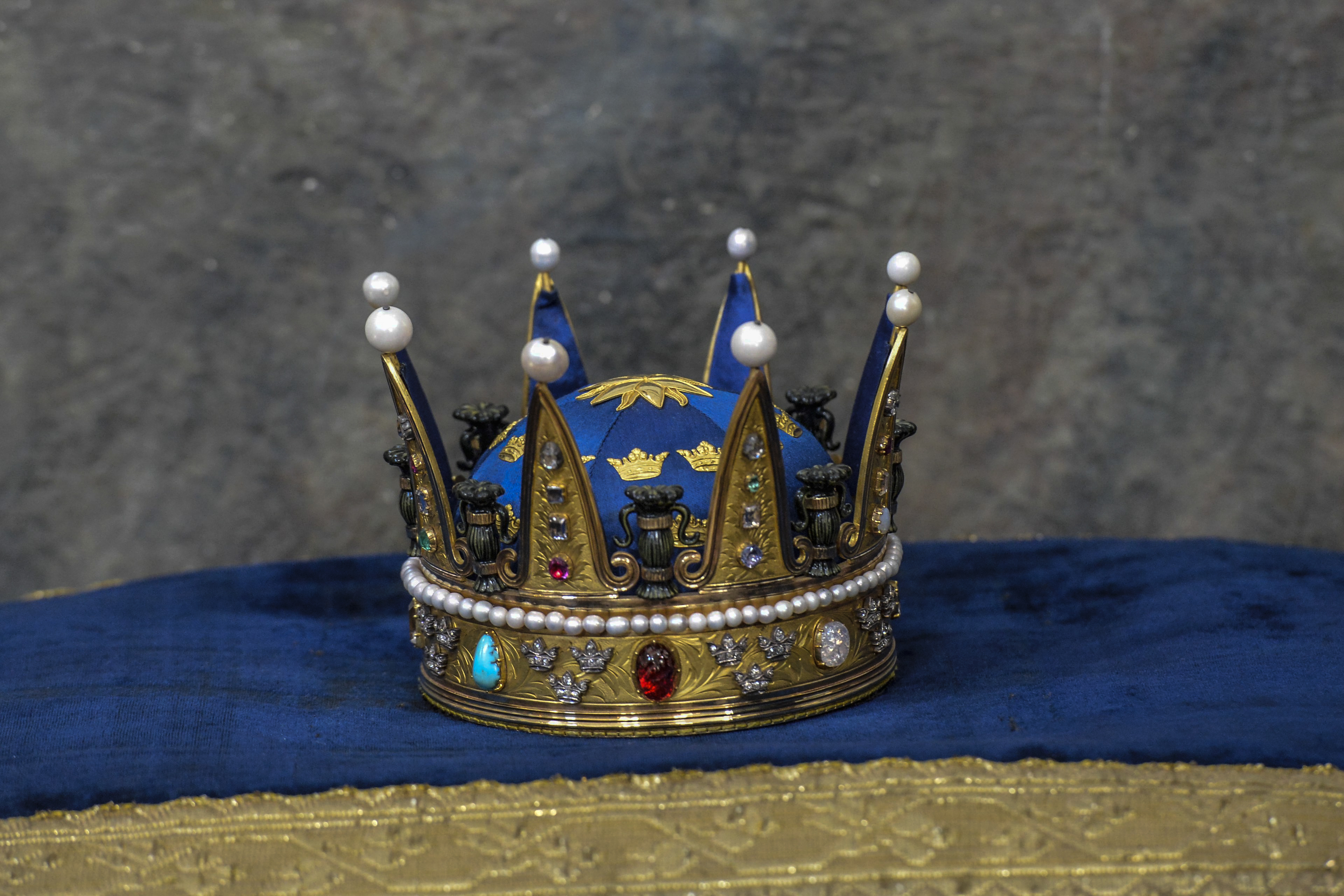 Prinsessan Eugenies krona ligger redo på en gulblå kudde för att ligga framme när prinsessan Leonore döps i slottskyrkan på Drottningholm. Prinsessan Eugenies krona ligger redo på en gulblå kudde för att ligga framme när prinsessan Leonore döps i slottskyrkan på Drottningholm.