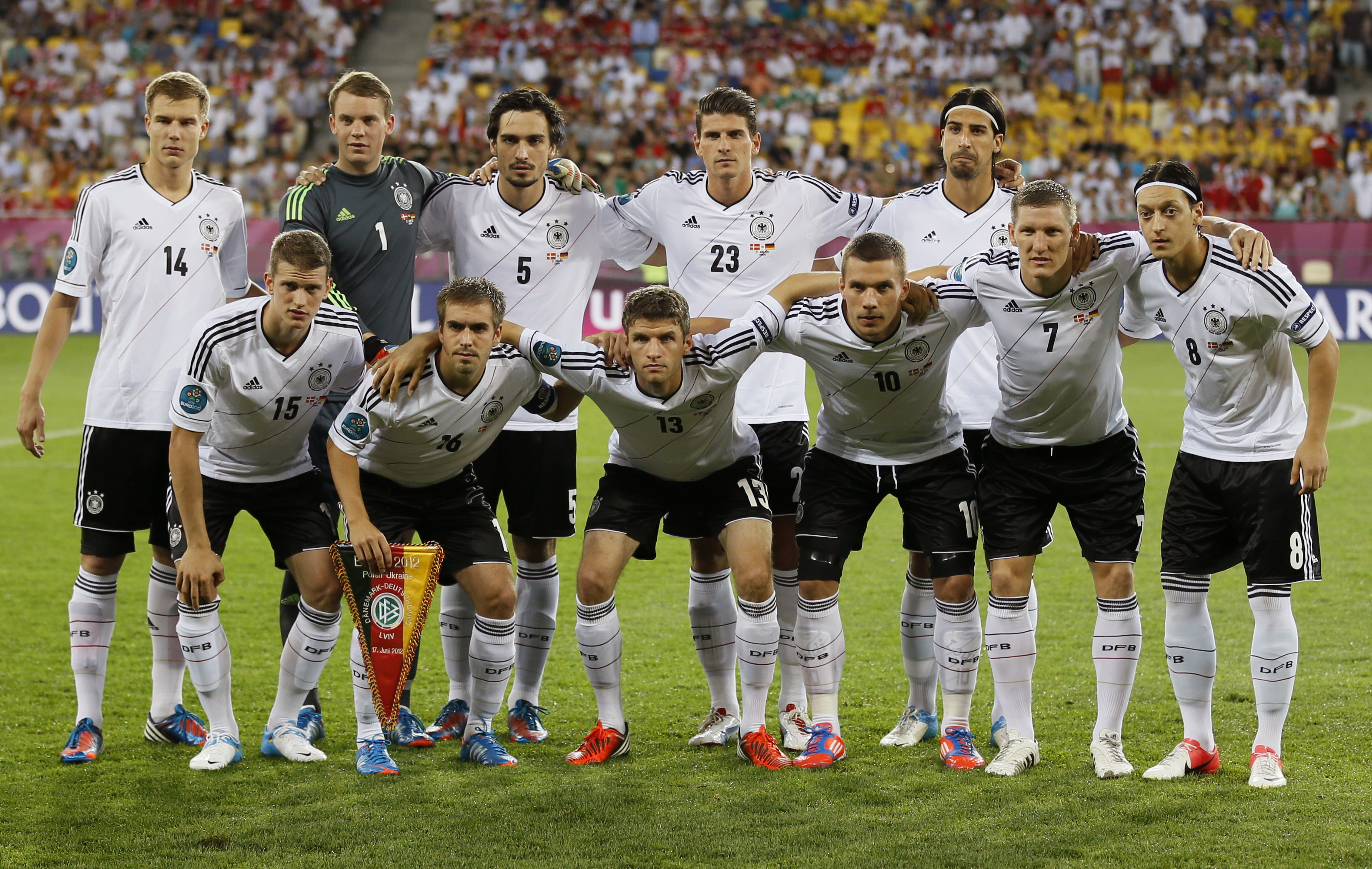 ...den tyska startelvan med stjärnor som Gomez, Schweinsteiger, Lahm och Neuer.