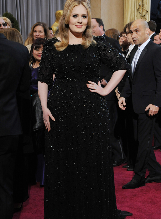 Adeles svarta paljettklänning gjorde susen. 