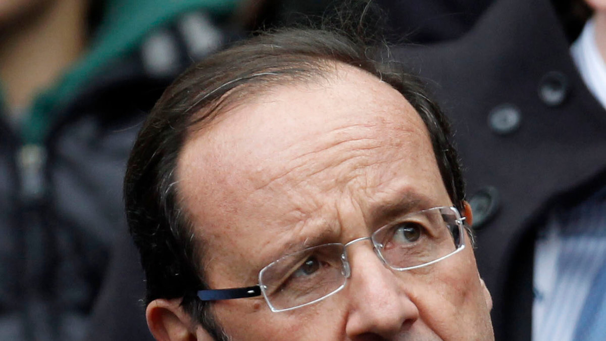 Frankrikes president François Hollande pekar ut IS som ansvariga för attackerna. 