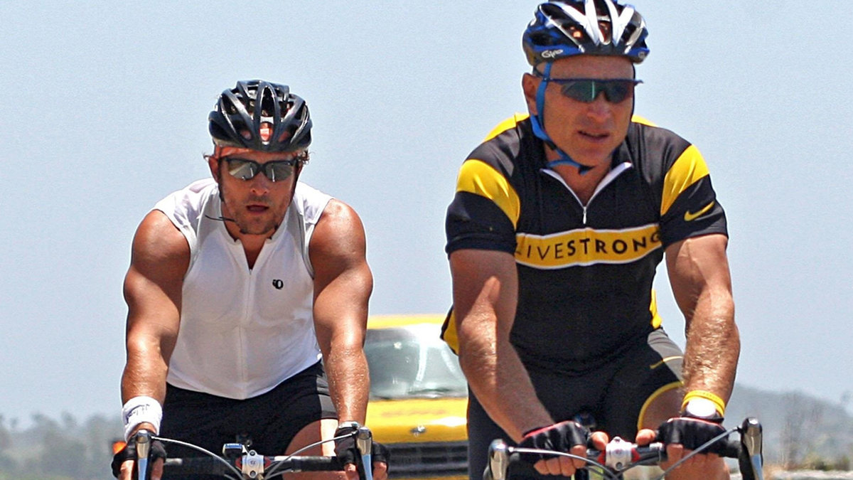 Matthew McConaughey är även vän med stjärncyklisten Lance Armstrong. Här tar de på en avslappnade cykeltur. Eller? Glöm inte att Lance har kammat hem Tour de France hela sju gånger. (Fotnot: Efter Armstrongs dopingskandaler har han fråntagits sina titlar.)