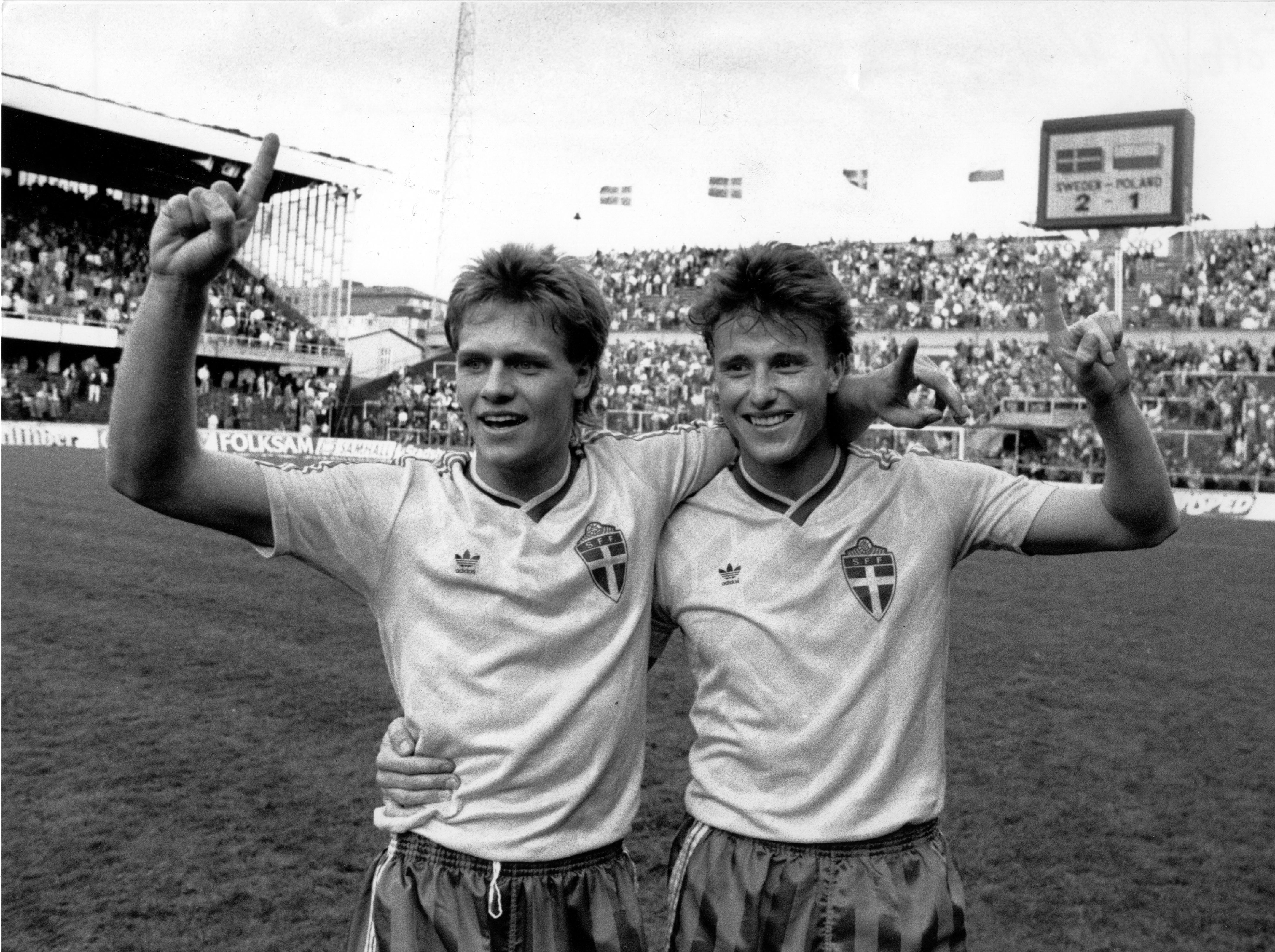 1989: Niklas Larsson och Roger Ljung efter segern i VM-kvalet mot Polen med 2–1. 1989: Niklas Larsson och Roger Ljung efter segern i VM-kvalet mot Polen med 2–1.