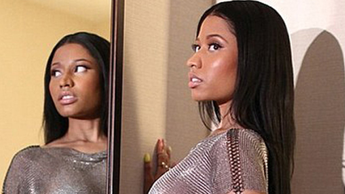 Nicki Minaj vid spegeln.