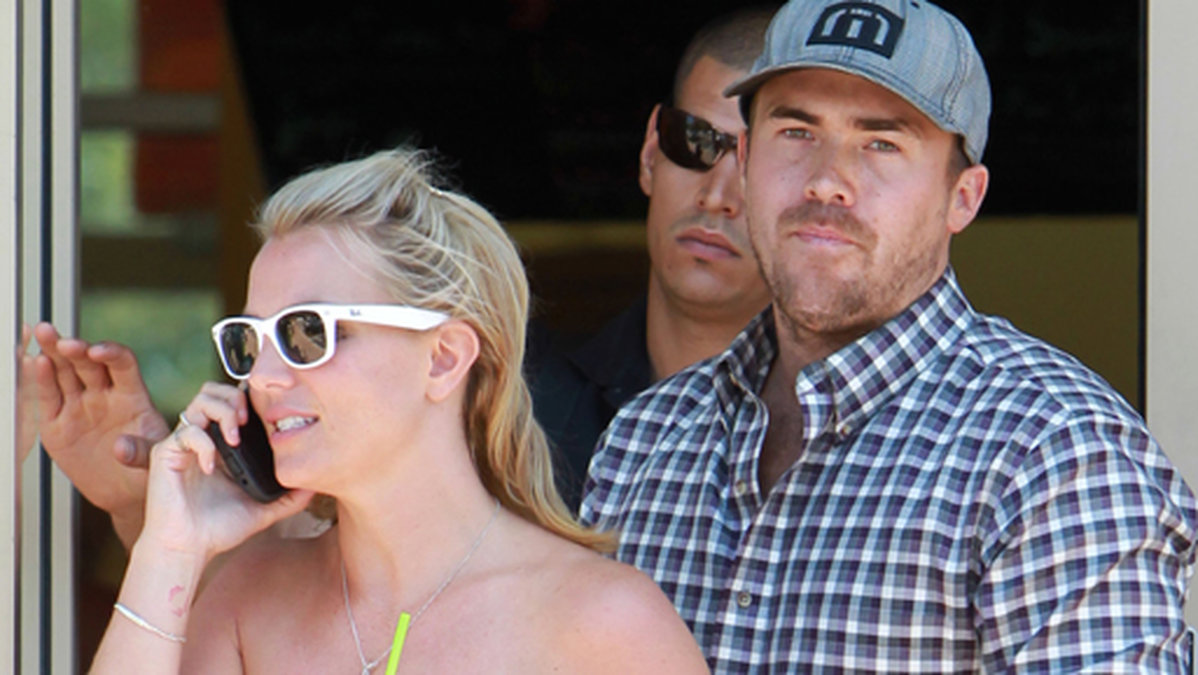 Britney och David äter lunch tillsammans den 11 augusti. Davids otrohet ägde rum i början av augusti. 
