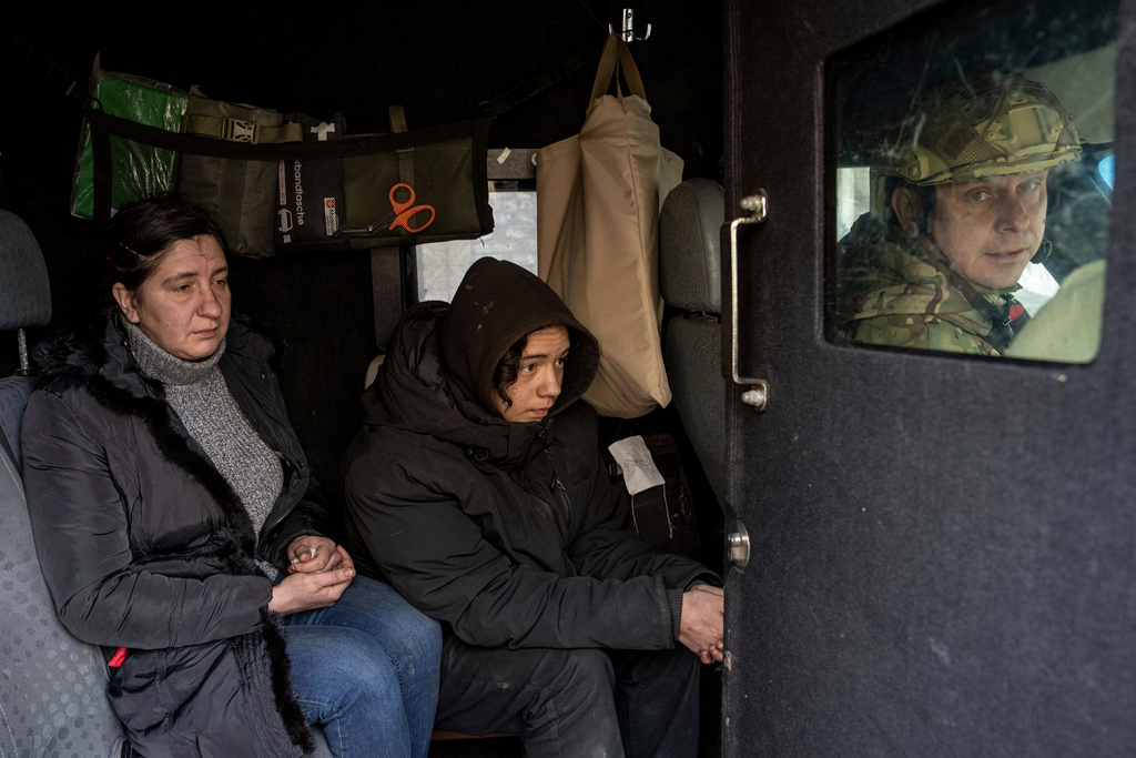 Svitlana och Oleksij sitter i bilen för att lämna Avdijivka.