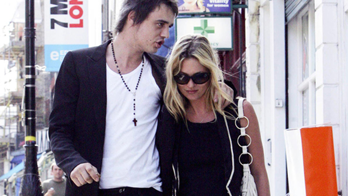 Kate dejtar även skandalstjärnan Pete Doherty. Här ser vi paret i London år 2005. 