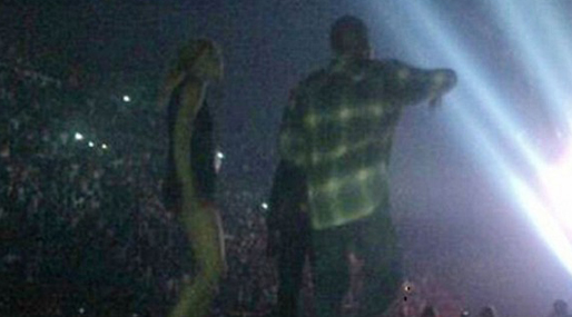 Gwyneth twittrade ut ett foto på henne där hon stod på scenen tillsammans med sin vän Jay-Z och Kanye West under deras Watch the throne-konsert i Paris. – Niggers in Paris for real, skrev Gwyneth till bilden. Gwyneth twittrade ut ett foto på henne där hon stod på scenen tillsammans med sin vän Jay-Z och Kanye West under deras Watch the throne-konsert i Paris. – Niggers in Paris for real, skrev Gwyneth till bilden.