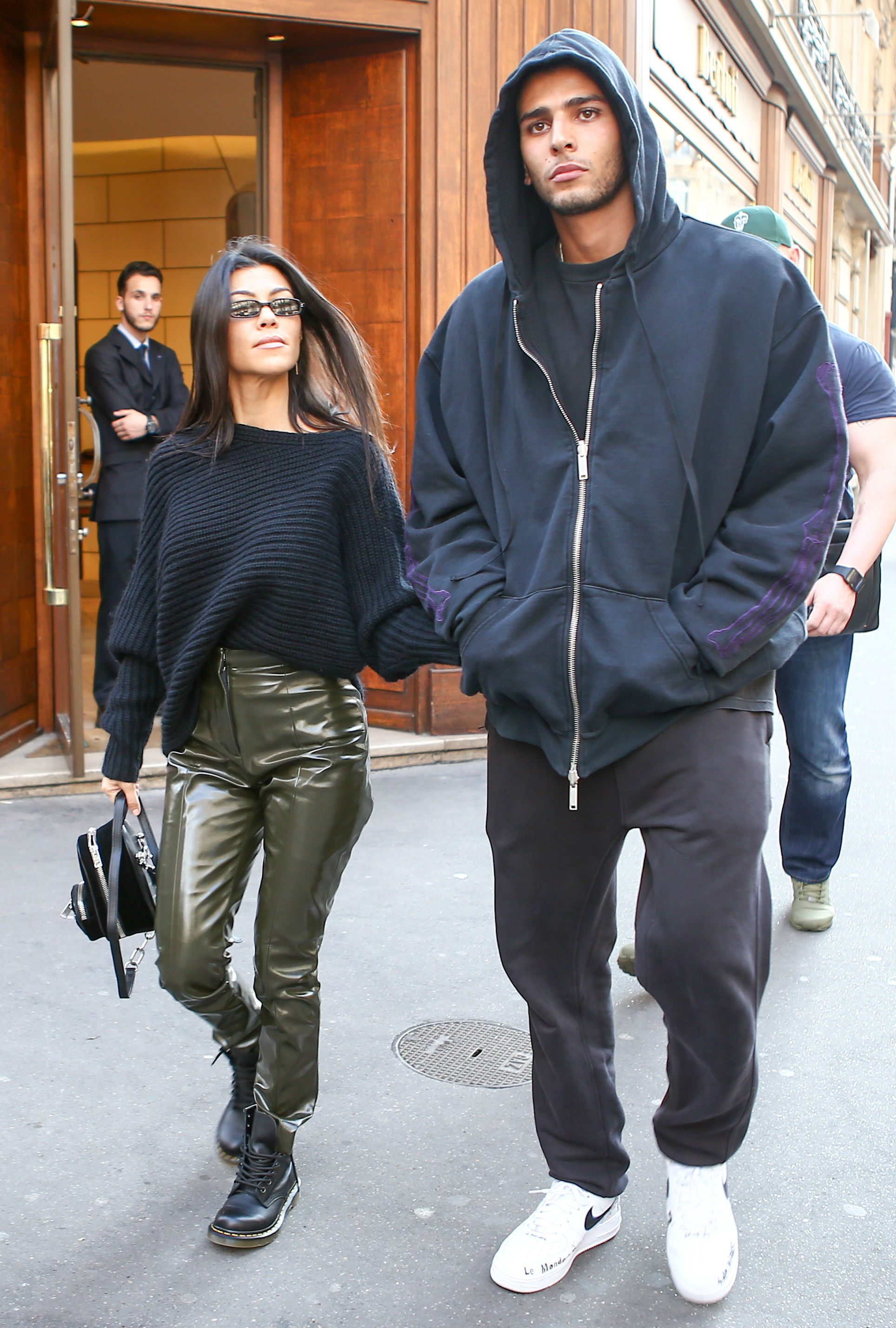 Ett annat kärlekspar som lever life är Scotts ex Kourtney Kardashian. Här syns hon i Paris med nya hunkiga pojkvännen Younes Bendjima.