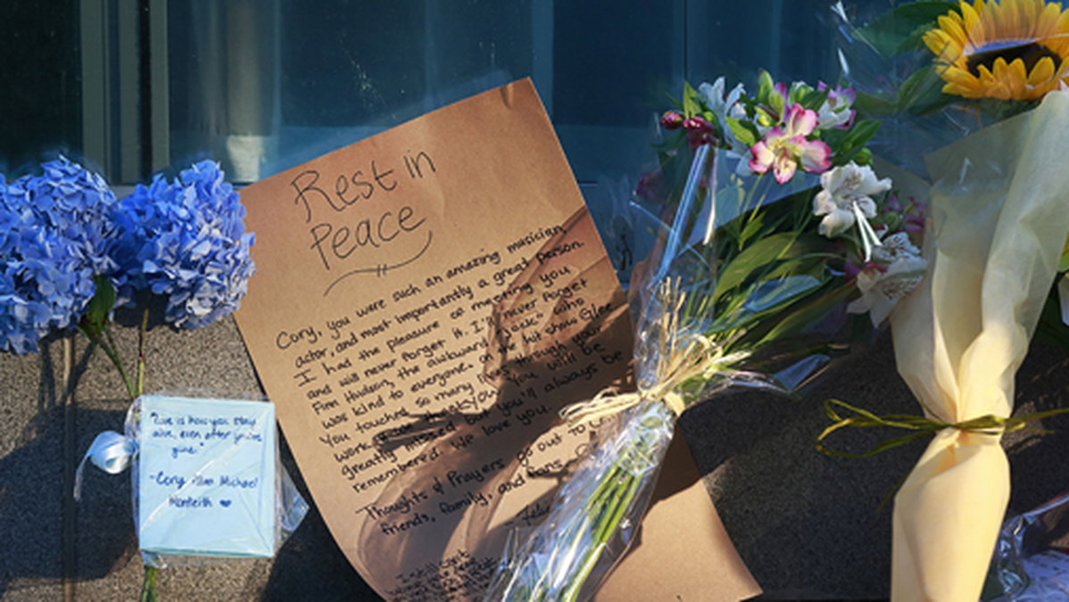 Corys fans har lämnat blommor och brev utanför hotellet Fairmont Pacific Rim i Vancouver.