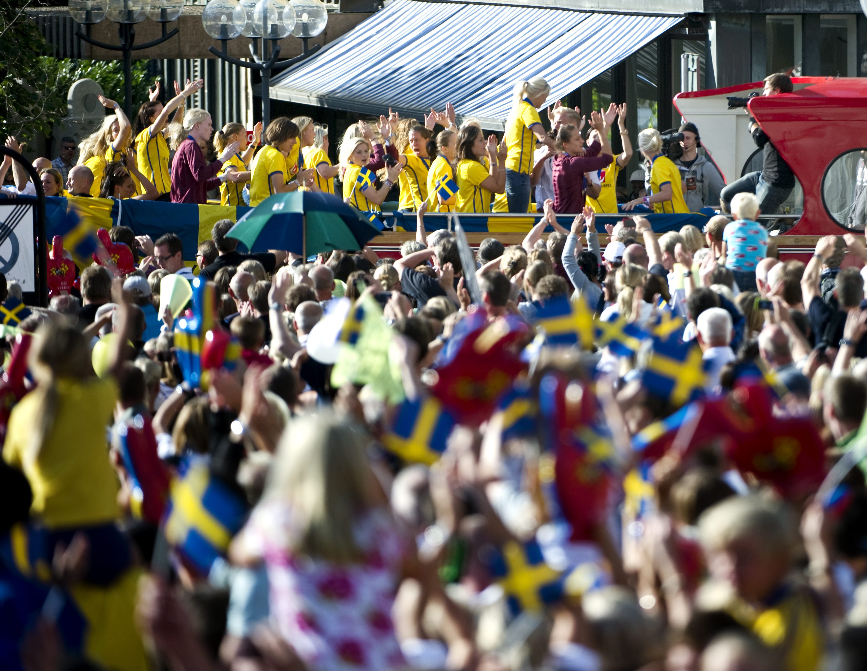 De tog hela Sverige med storm - och bärgade VM-brons i Tyskland. Nu är det svenska damlandslaget hemma igen. Då hyllades de av tusentals fans på Götaplatsen i Göteborg.