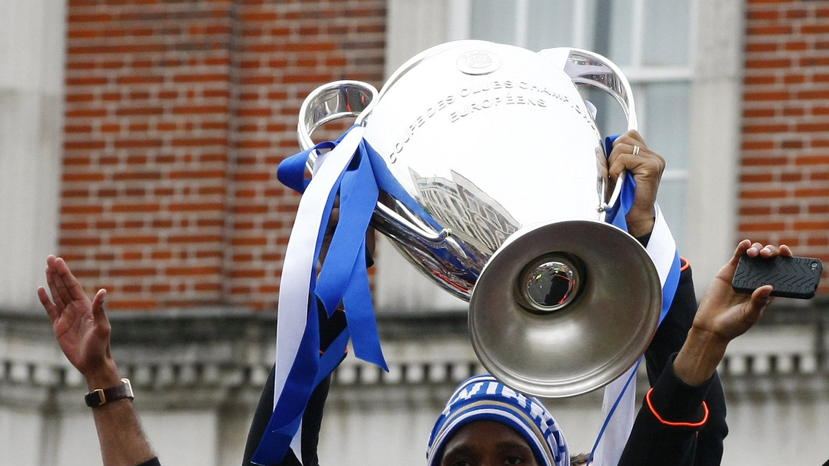 Didier Drogba firar sin sista titel med Chelsea, en klubb han tjänade under åtta år.